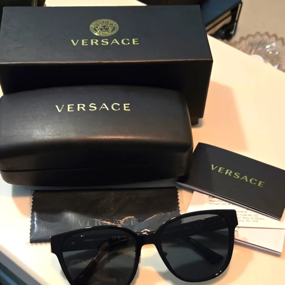 VERSACE SUNGLASSES MODEL #4114 FTL-02-079 fergiewearingsunglassesversace-4114.html.html wearing  main image 3